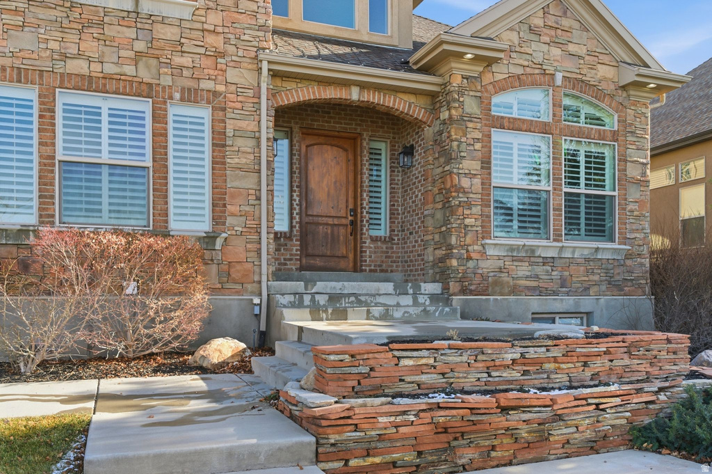 843 N EAGLEPOINTE DR North Salt Lake, UT 84054