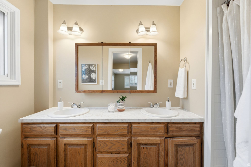 2370 E LYNWOOD DR Salt Lake City, UT 84109