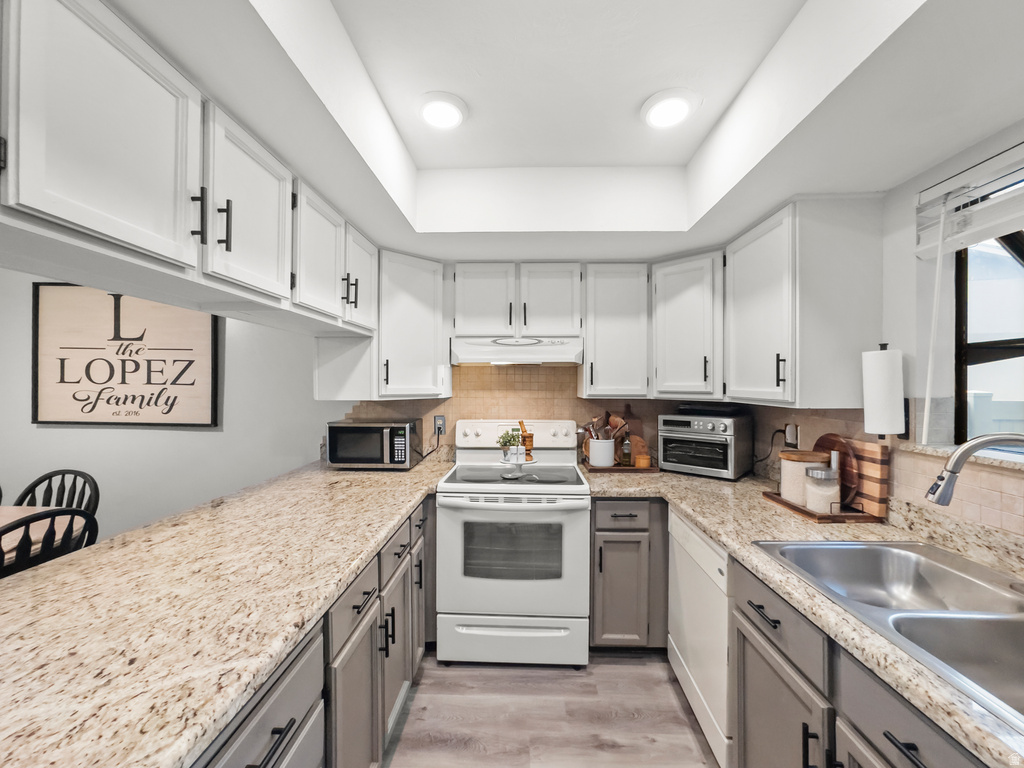 8732 S OAKWOOD CIR Sandy, UT 84094