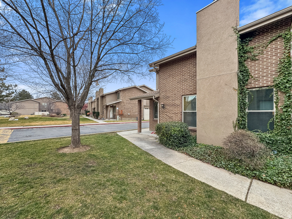 8732 S OAKWOOD CIR Sandy, UT 84094