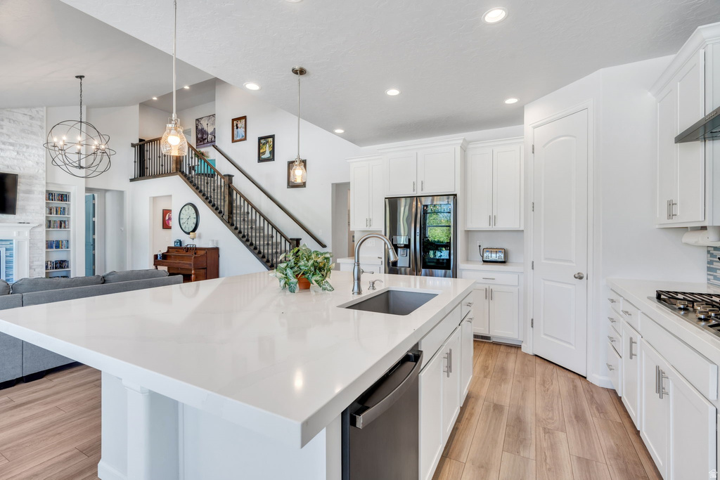 1897 E ROCK HOLLOW RD Lake Point, UT 84074