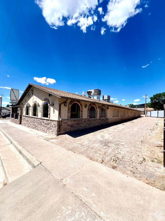 240 W MAIN ST photo 4