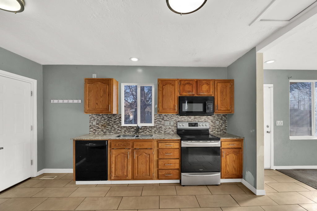 1594 W SUNSET AVE West Valley City, UT 84119