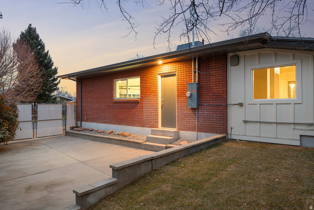 4695 S SYCAMORE Holladay, UT 84117