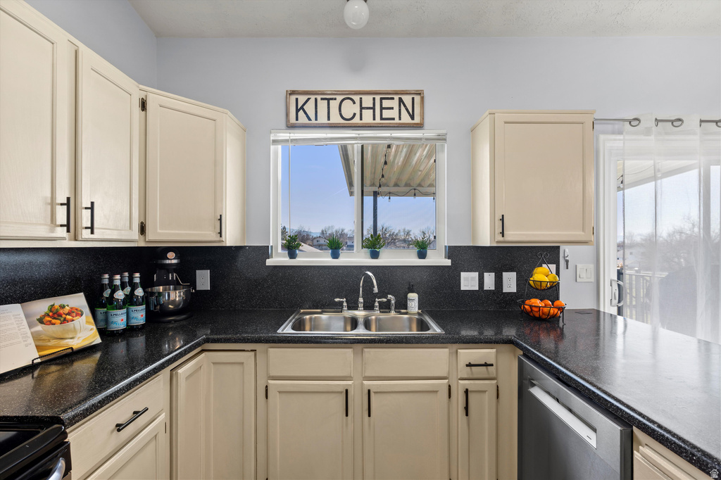 864 E 625 ST Layton, UT 84041