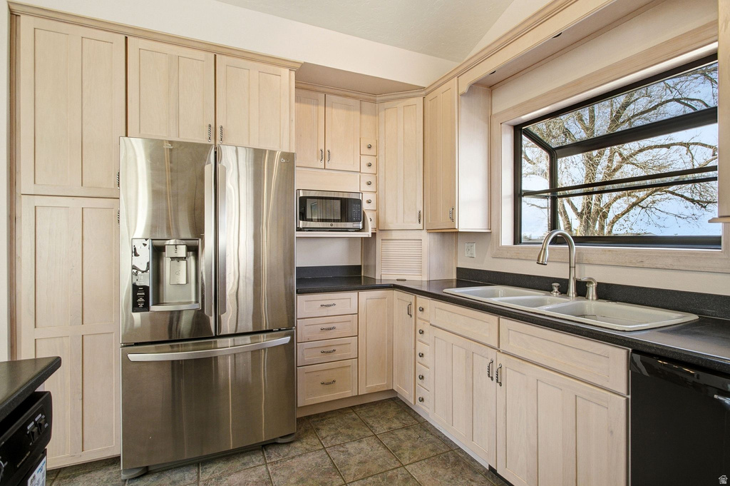 9106 S MALLARD CIR Sandy, UT 84093