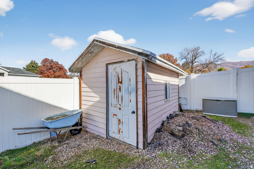 214 S LARKIN LN Kaysville, UT 84037