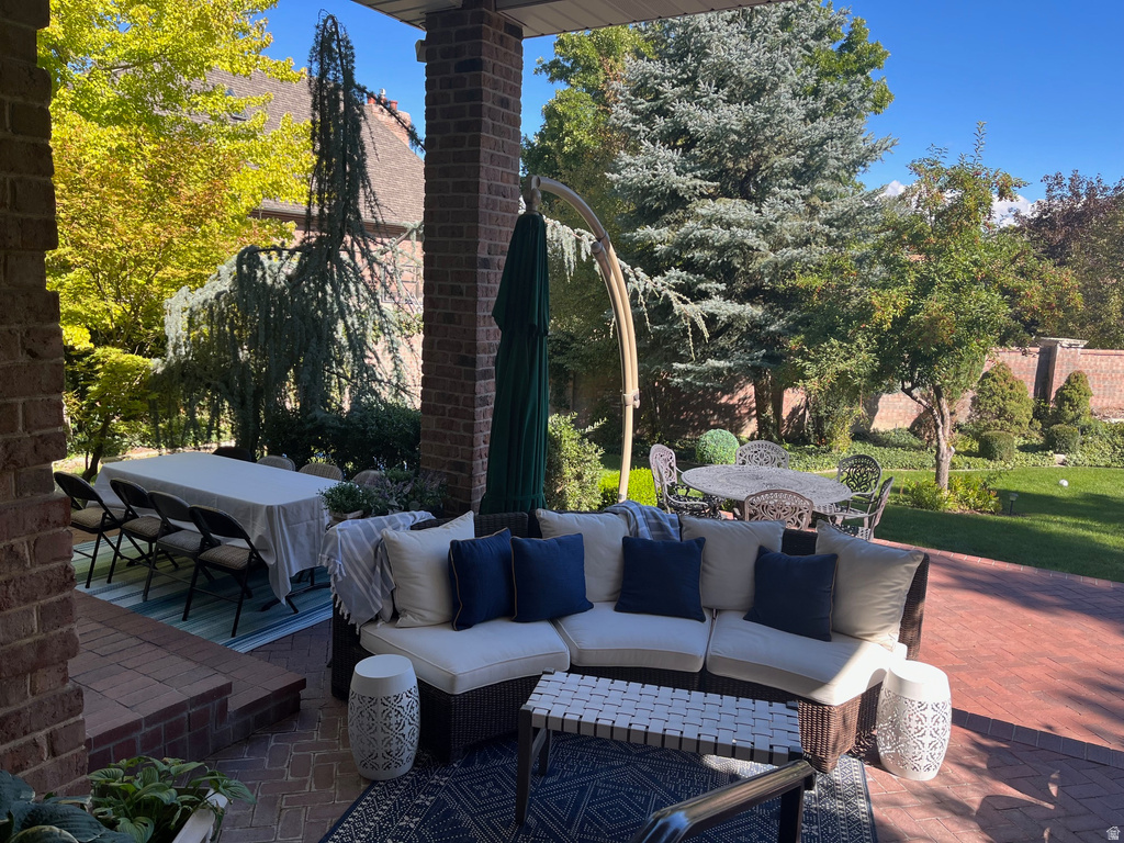 2051 E NORMANDYWOODS CT Holladay, UT 84117