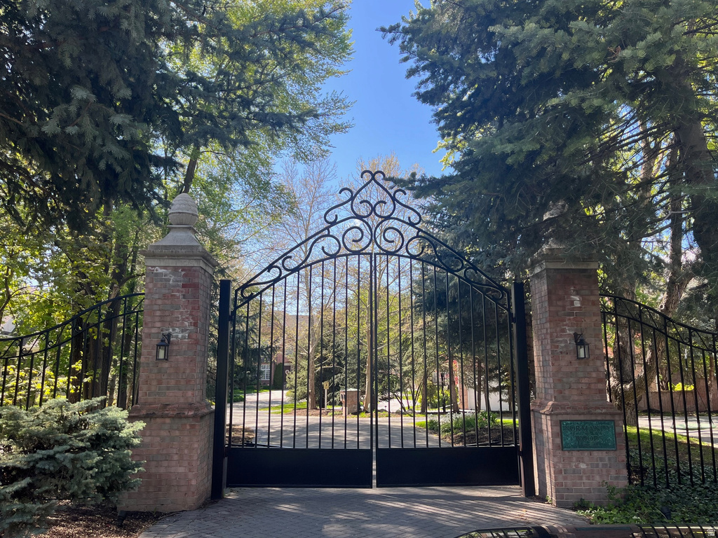 2051 E NORMANDYWOODS CT Holladay, UT 84117