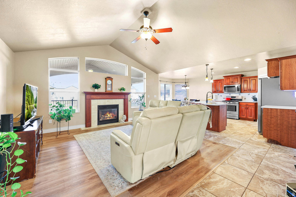 3942 N 2650 W Farr West, UT 84404