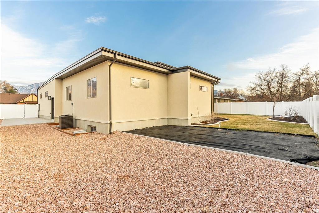 7044 S 1700 E Cottonwood Heights, UT 84121