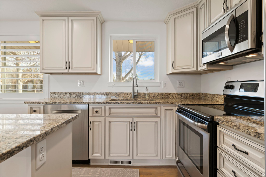 1611 E DEAUVILLE AVE Murray, UT 84121