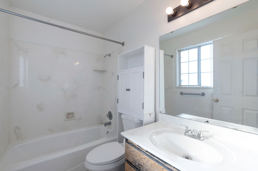 2815 W 4275 S Roy, UT 84067