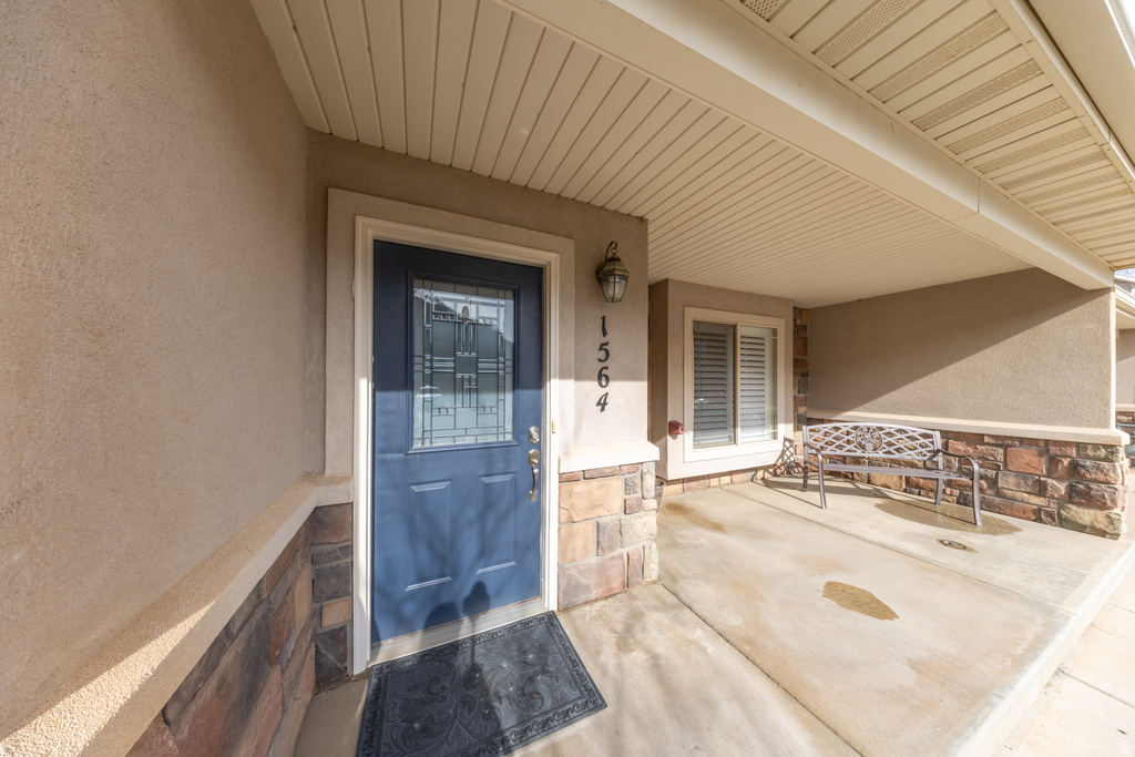 1564 E SANDALWOOD DR South Weber, UT 84405