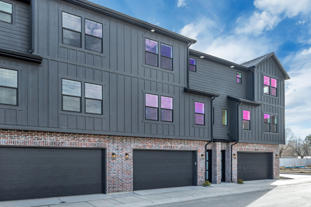 7633 S WOODTRAIL WAY Sandy, UT 84047