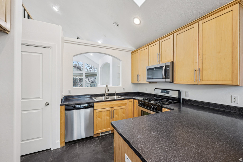 3884 W CORAL DUNE DR South Jordan, UT 84009