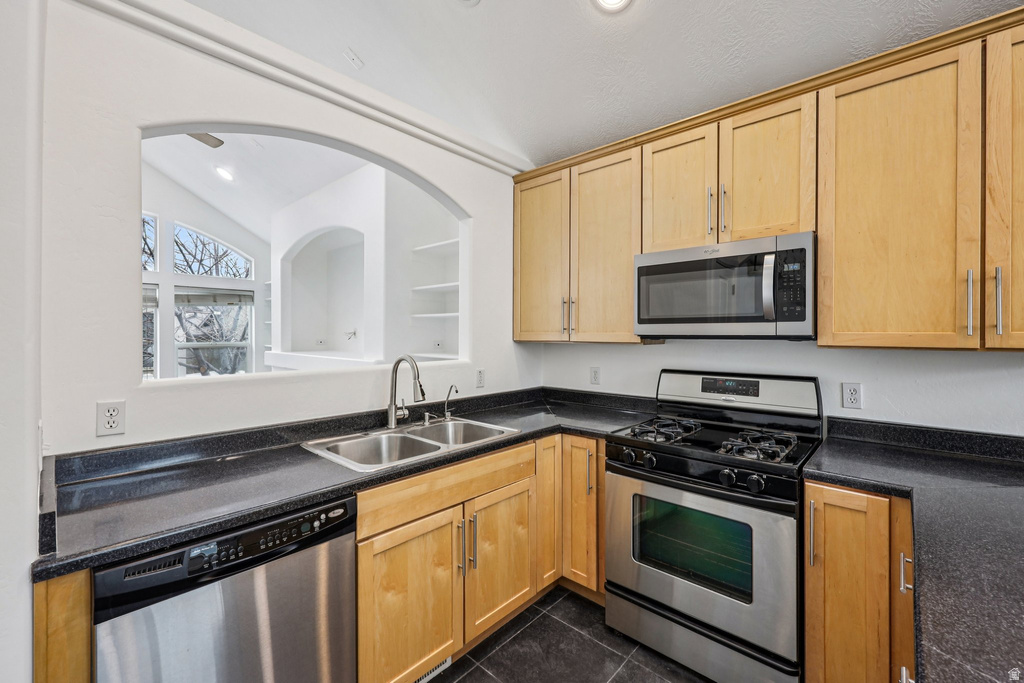 3884 W CORAL DUNE DR South Jordan, UT 84009