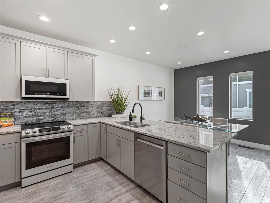 1733 W SHADE LN Riverton, UT 84065