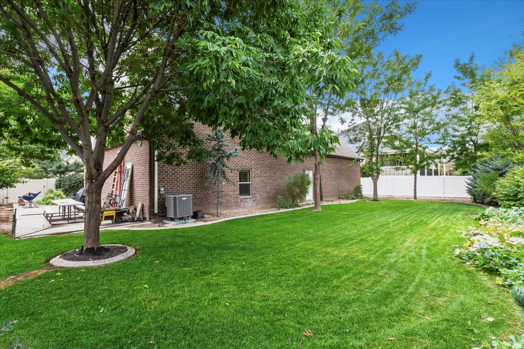 1686 W 2425 S Syracuse, UT 84075