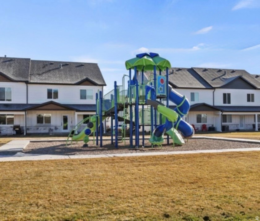 1694 W 2975 S #D Syracuse, UT 84075