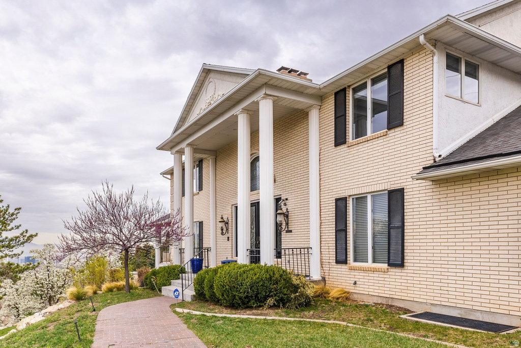 325 N FEDERAL HEIGHTS CIR Salt Lake City, UT 84103