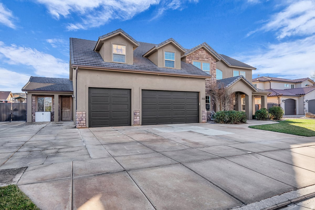 2551 S HONEY BEE CIR Washington, UT 84780