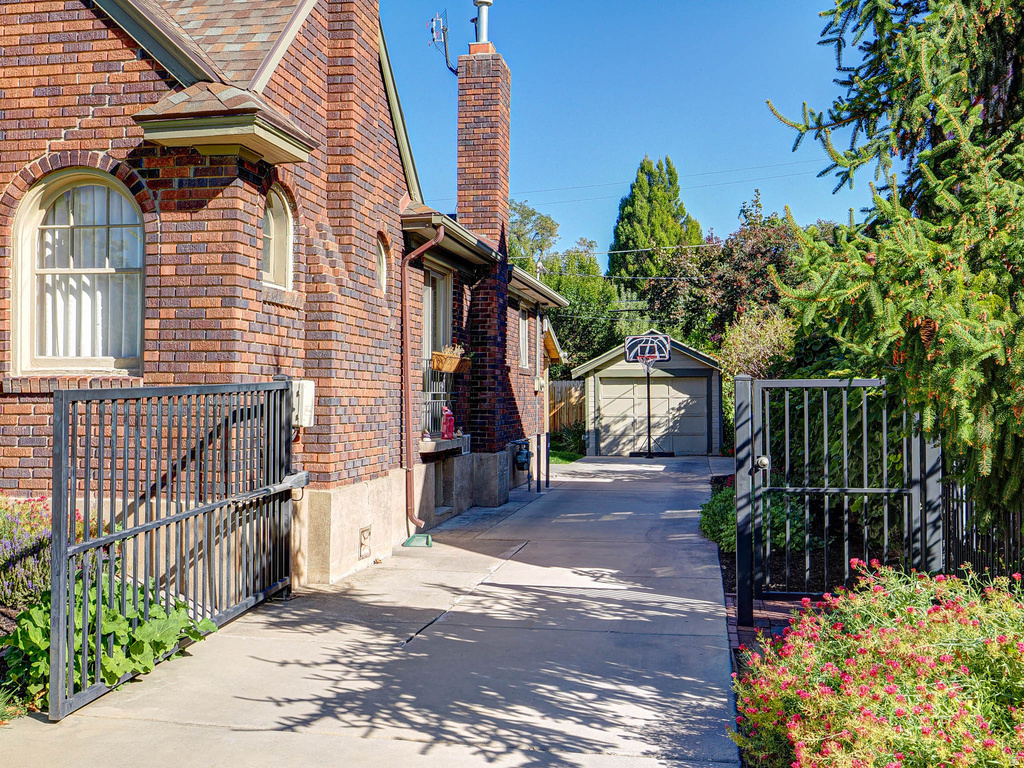 1665 E HARVARD AVE Salt Lake City, UT 84105