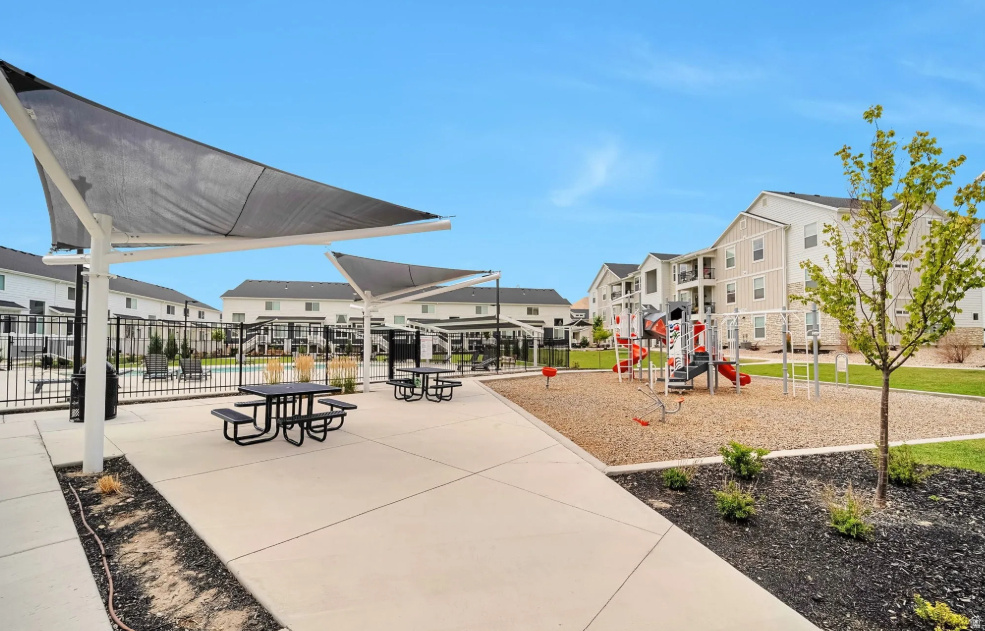 1763 N BLAZE LN Saratoga Springs, UT 84045