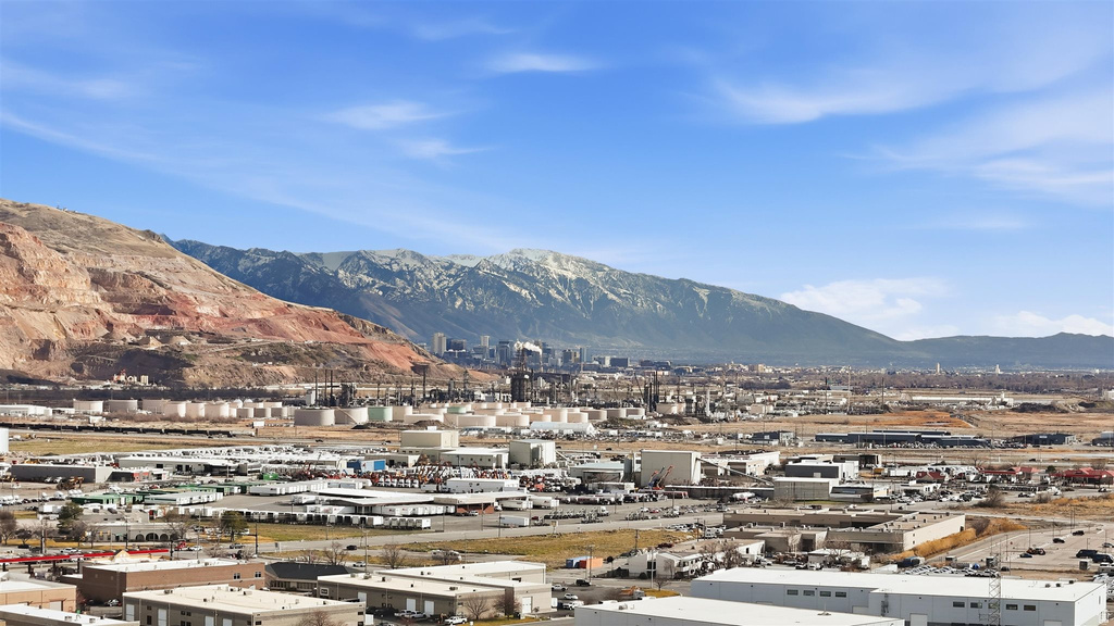 928 CHATHAM DR North Salt Lake, UT 84054