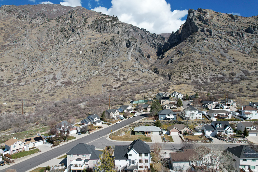 1083 N 700 E Springville, UT 84663