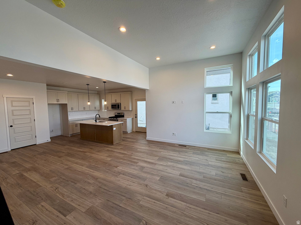 7029 W LAKE AVE South Jordan, UT 84009