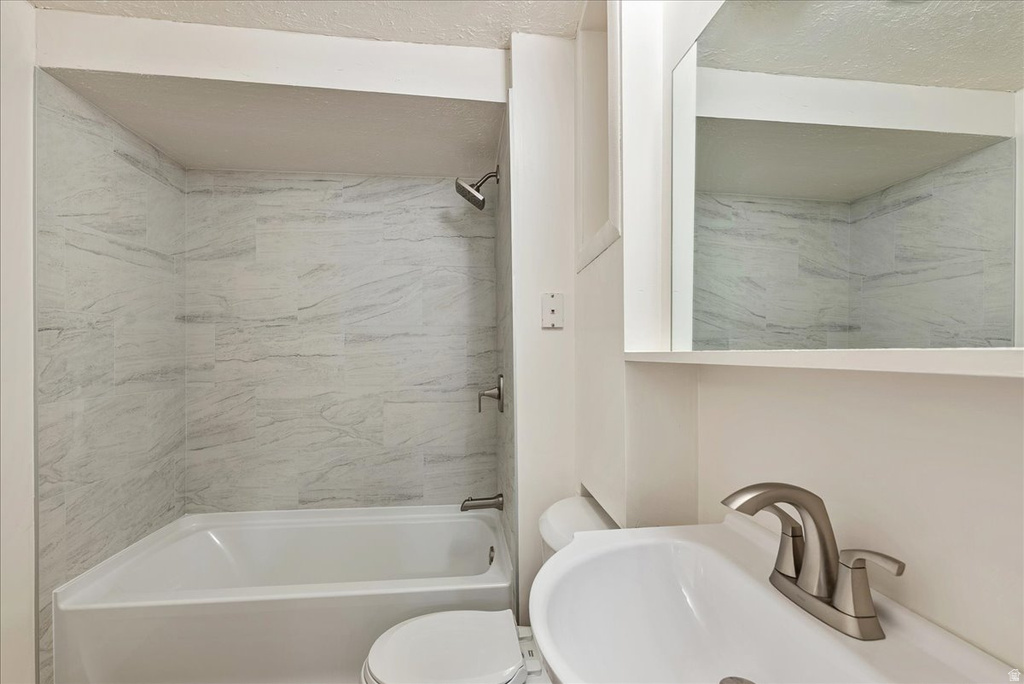 3899 S CHATTERLEIGH RD West Valley City, UT 84128