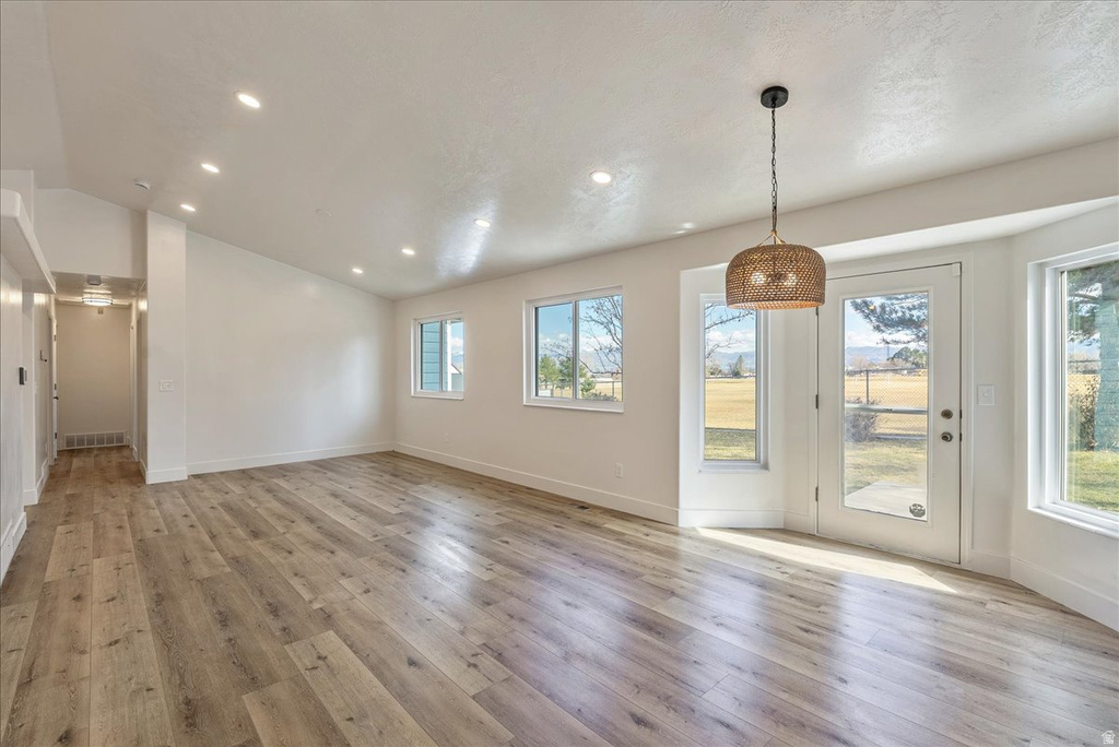 3899 S CHATTERLEIGH RD West Valley City, UT 84128