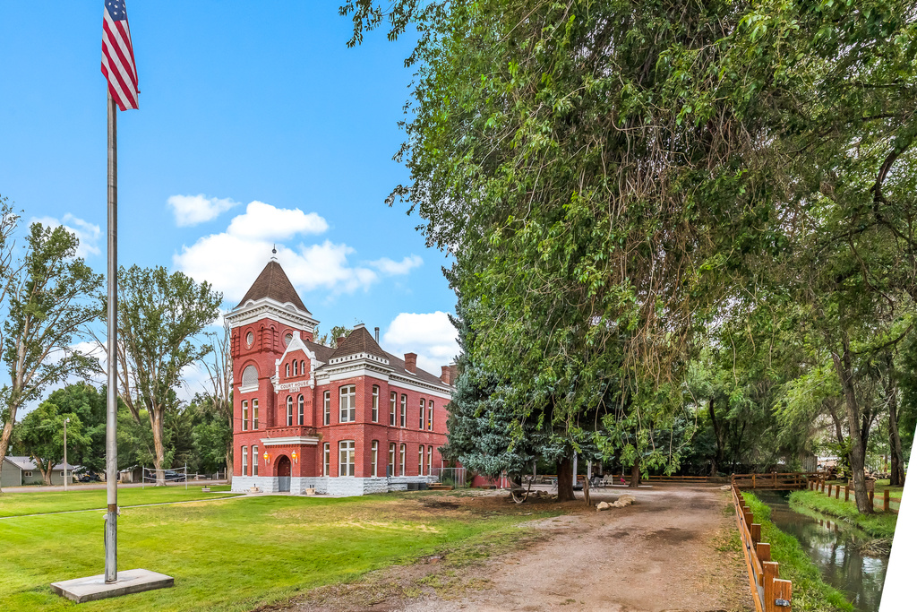 21 N MAIN ST Junction, UT 84740