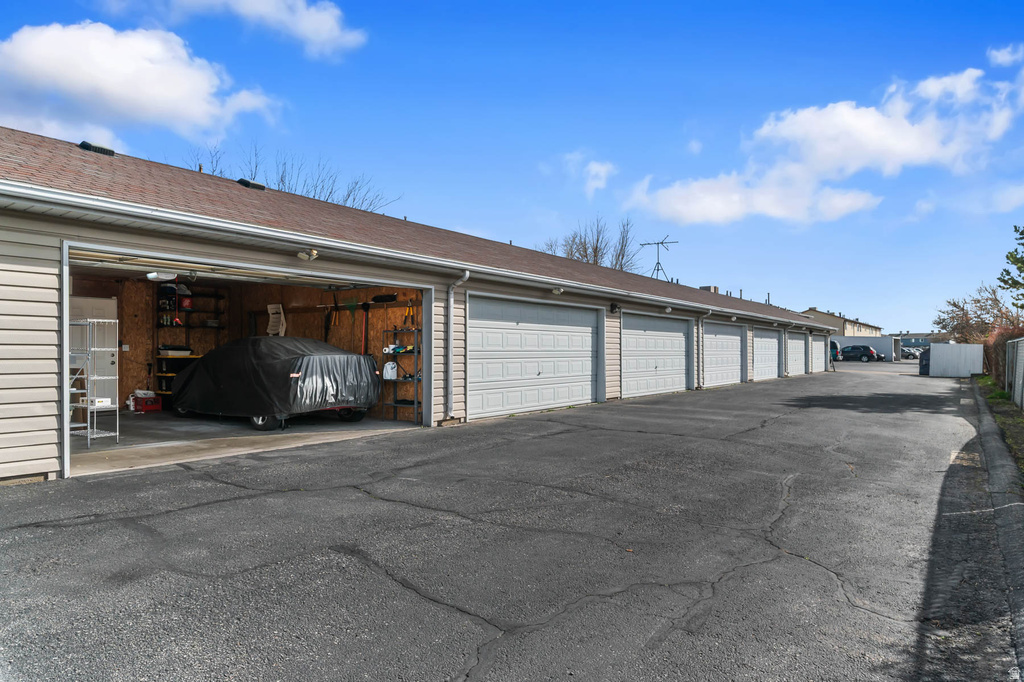 2718 S CENTERBROOK DR West Valley City, UT 84119