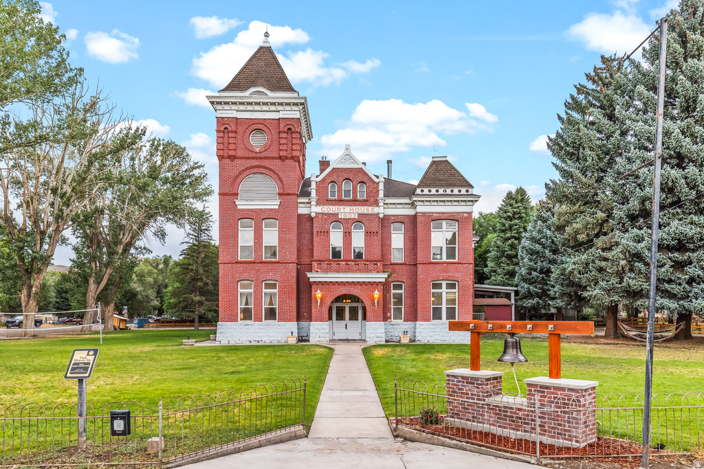 21 N Main St W, Junction, UT 84740