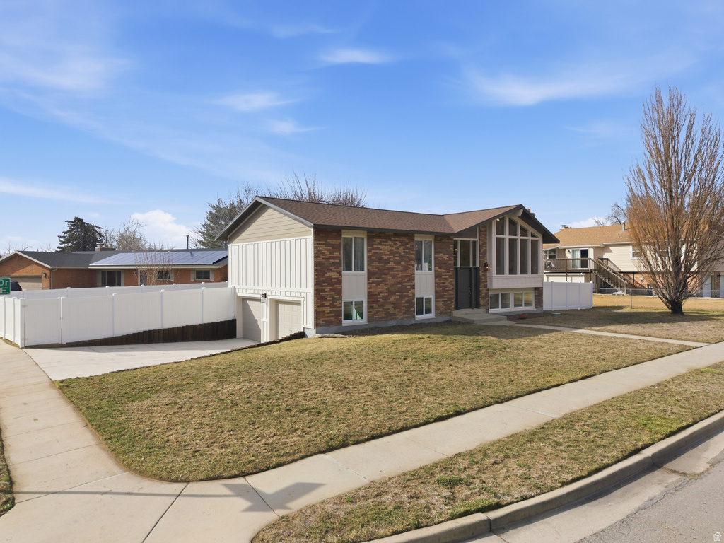 9828 S PINEHURST DR Sandy, UT 84092