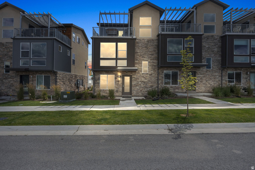 1386 VILLAGE GREEN TRL Park City, UT 84098