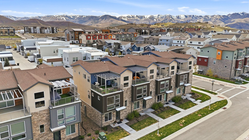 1386 VILLAGE GREEN TRL Park City, UT 84098