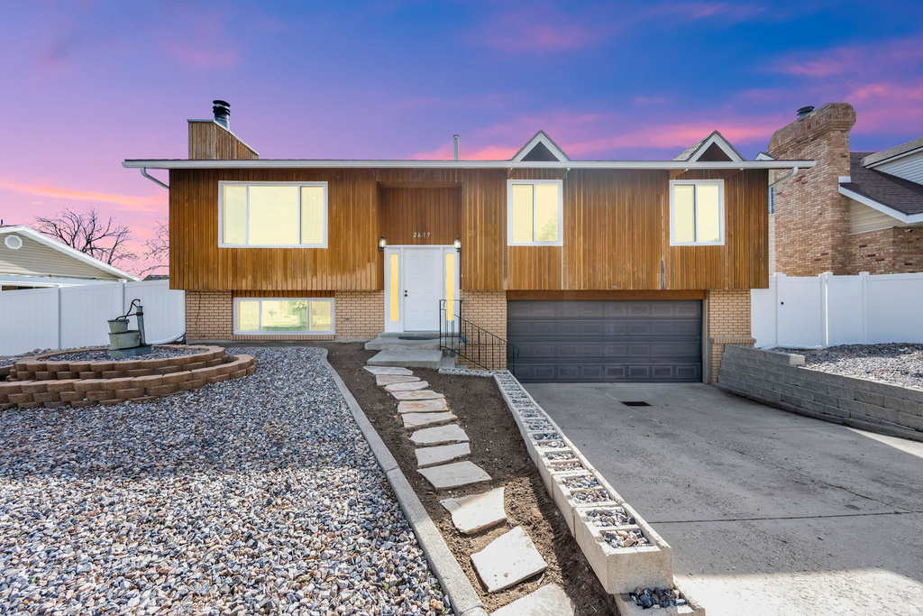 2617 W DONNAWOOD CIR Salt Lake City, UT 84129