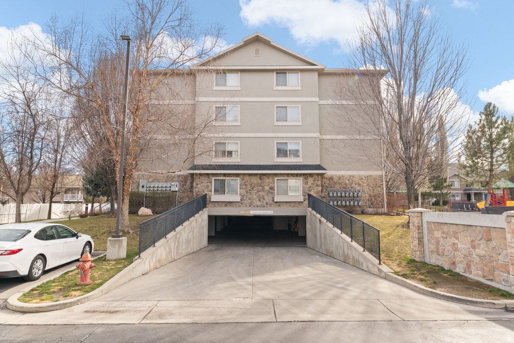 1230 E PRIVET DR #213 Cottonwood Heights, UT 84121