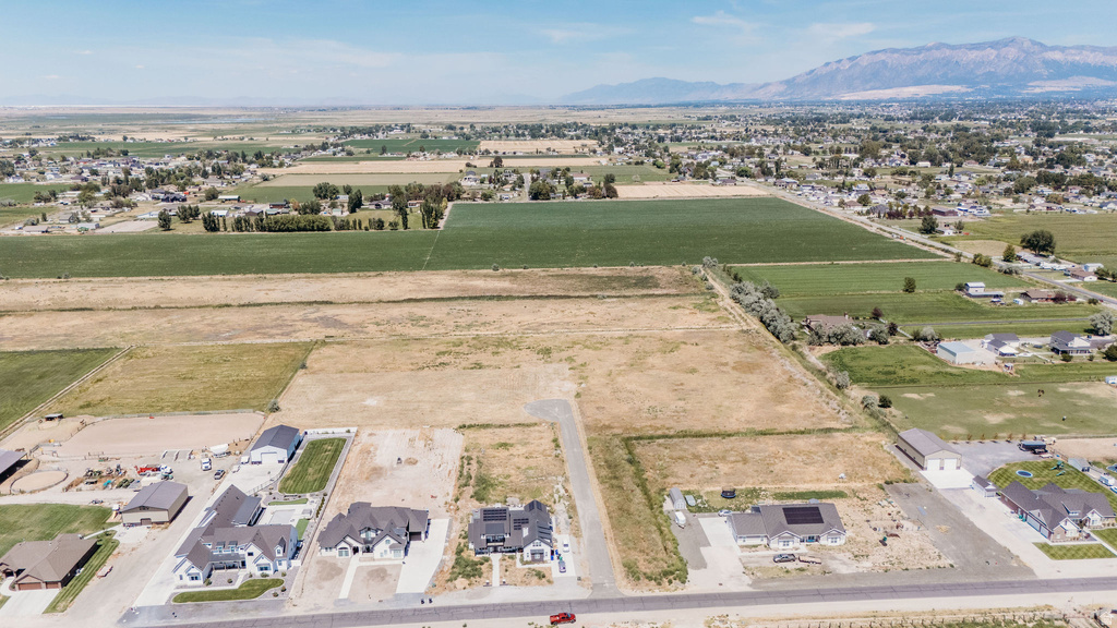 5752 W 2425 N Hooper, UT 84315