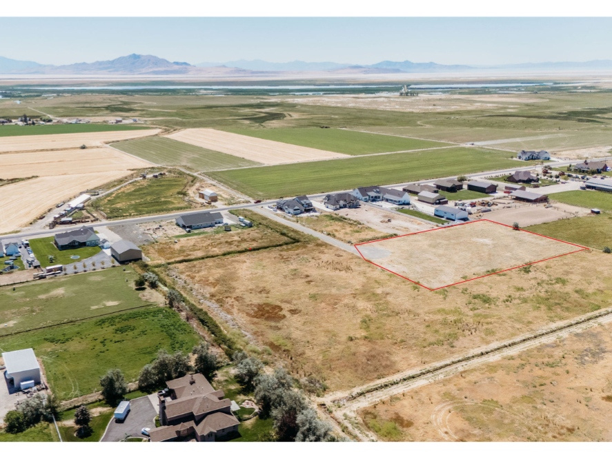 5752 W 2425 N Hooper, UT 84315