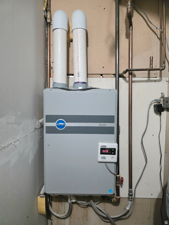 631 W MAIN ST Wellington, UT 84542