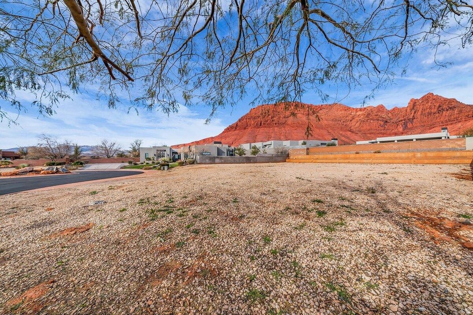 633 E FLINT ROCK CIR Ivins, UT 84738