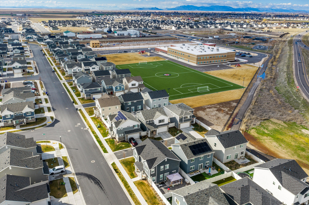 2094 W LYDIA LN Syracuse, UT 84075