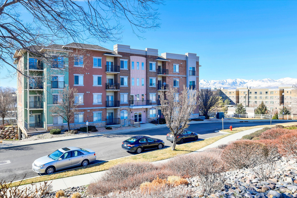 194 W ALBION VILLAGE WAY #303 Sandy, UT 84070