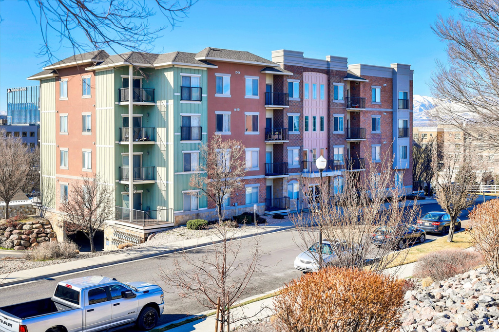 194 W ALBION VILLAGE WAY #303 Sandy, UT 84070