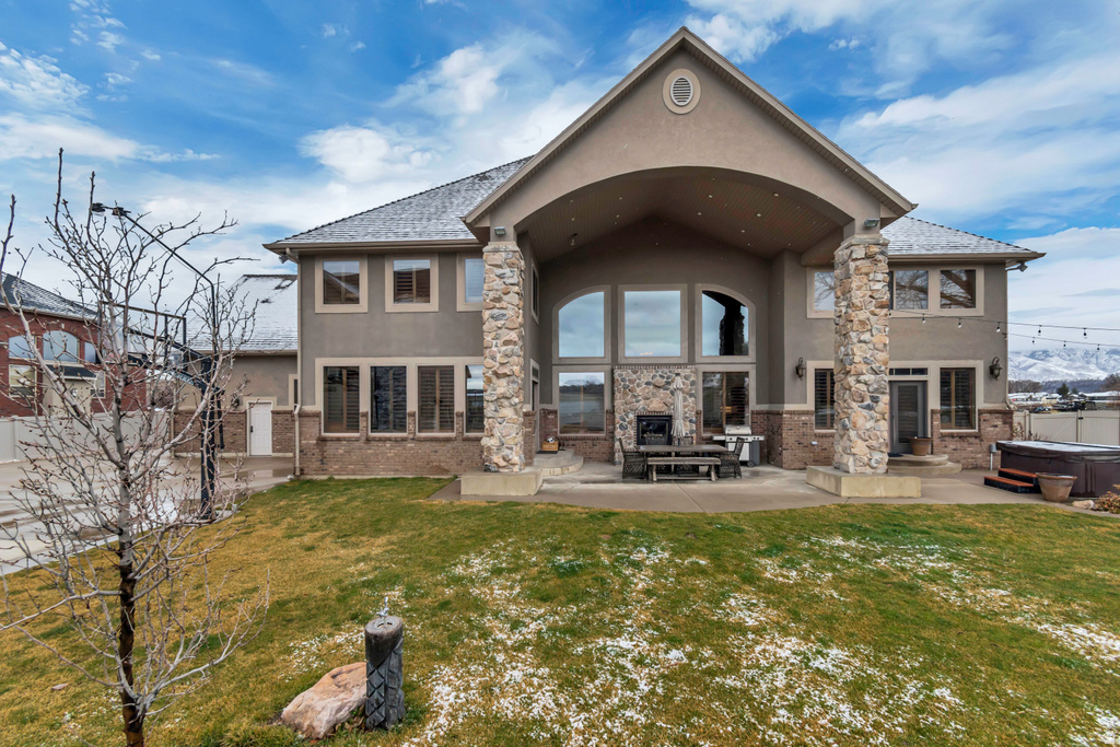 6455 S RAYMOND DR South Weber, UT 84405