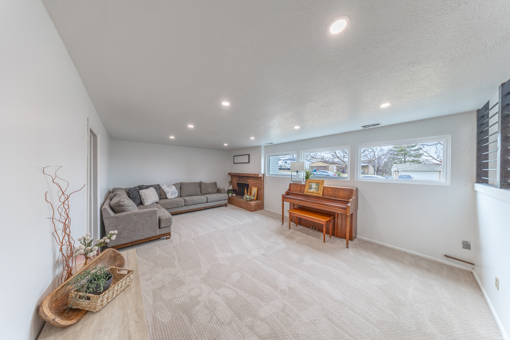 5492 S 825 E South Ogden, UT 84405